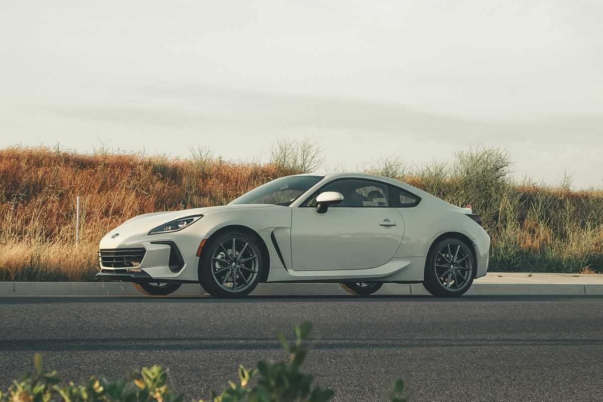 How to Master Sports Car Driving Techniques on Winding Roads